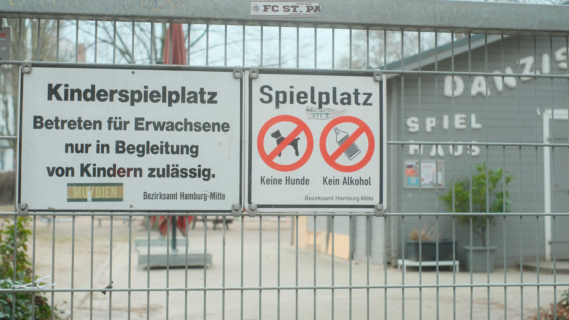 Spielplatz mit Zaun in St. Georg.