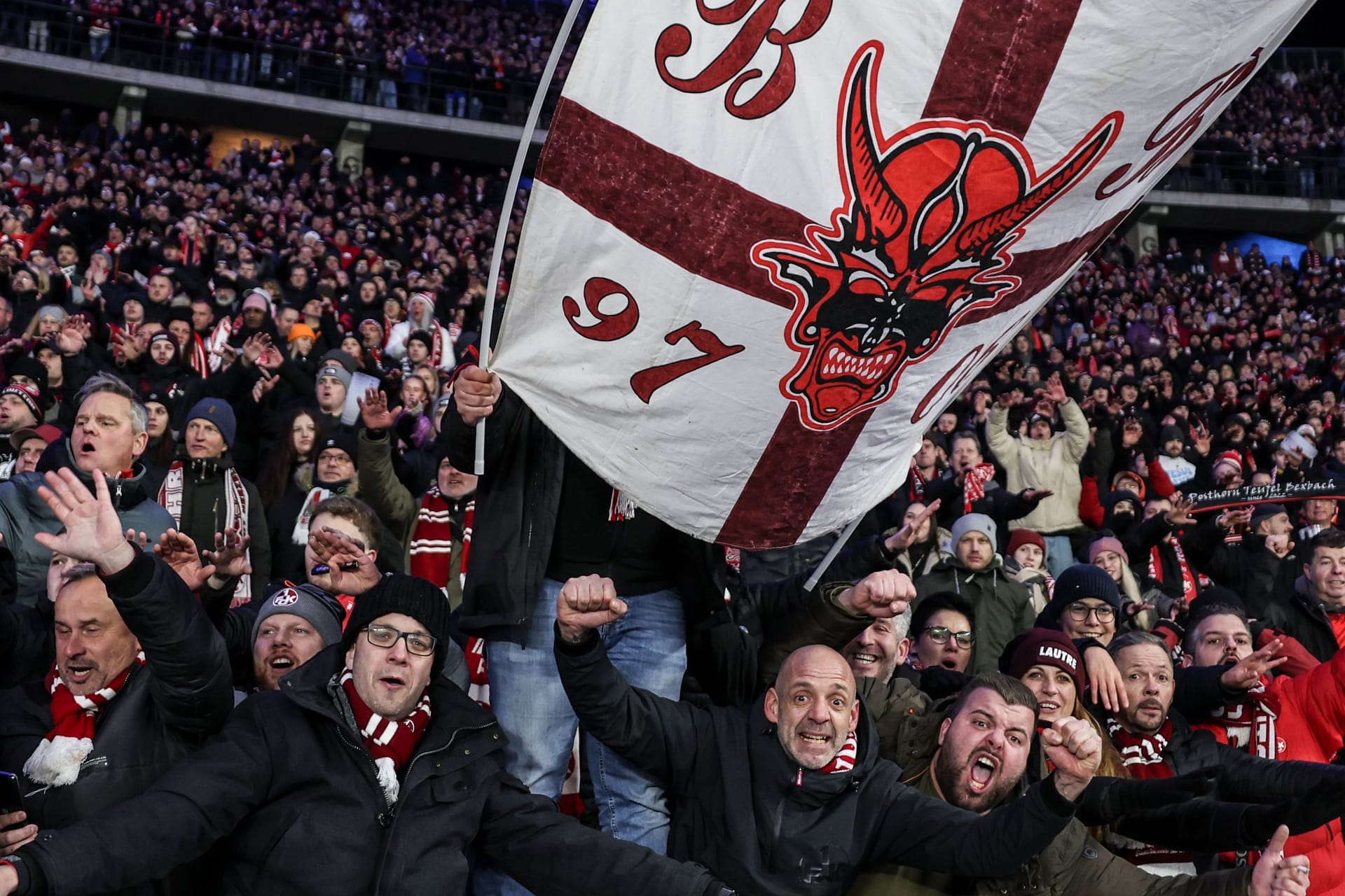 Fans des 1. FC Kaiserslautern beim Gastspiel in Berlin: Nicht alle Anhänger durften ins Stadion.