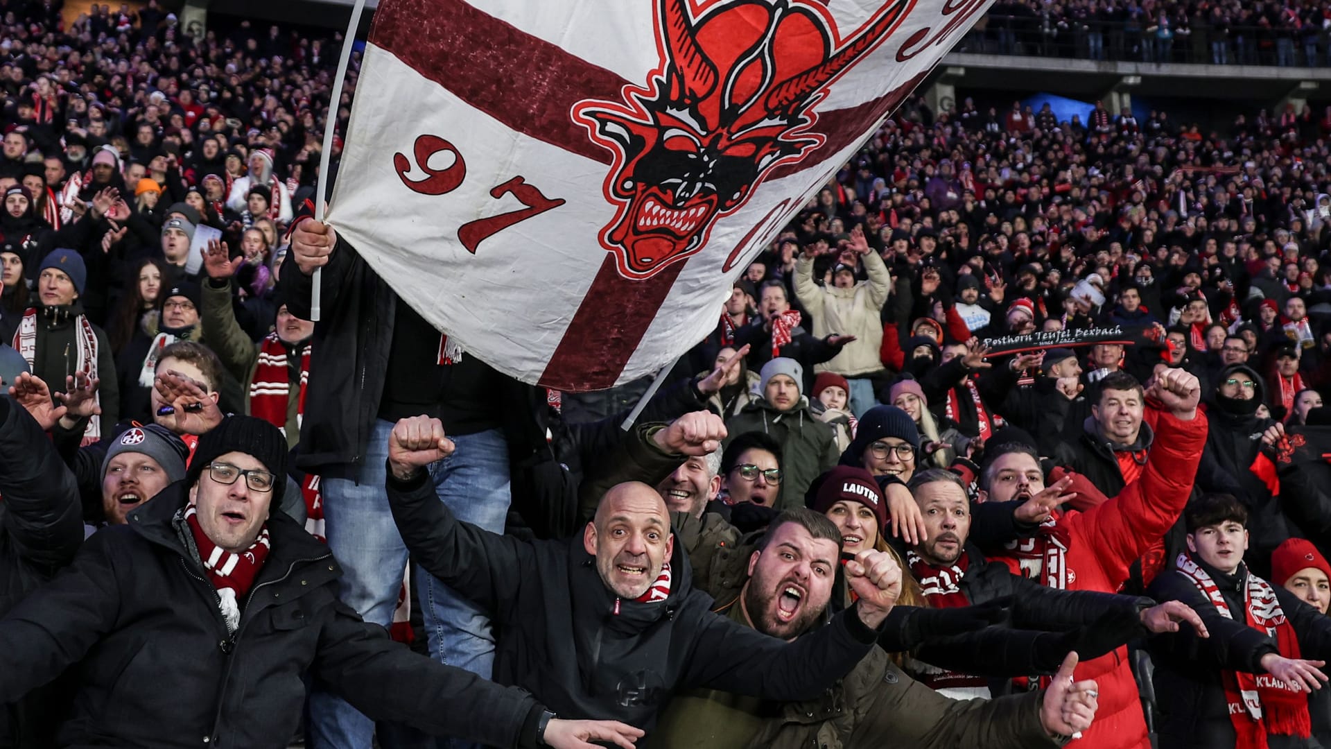 Fans des 1. FC Kaiserslautern beim Gastspiel in Berlin: Nicht alle Anhänger durften ins Stadion.