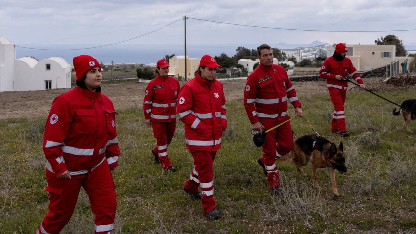 Mitarbeiter des Roten Kreuzes auf Santorini: Die Rettungskräfte bereiten sich auf einen größeren Erdbeben-Einsatz vor.