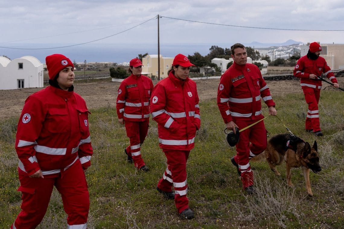 Mitarbeiter des Roten Kreuzes auf Santorini: Die Rettungskräfte bereiten sich auf einen größeren Erdbeben-Einsatz vor.