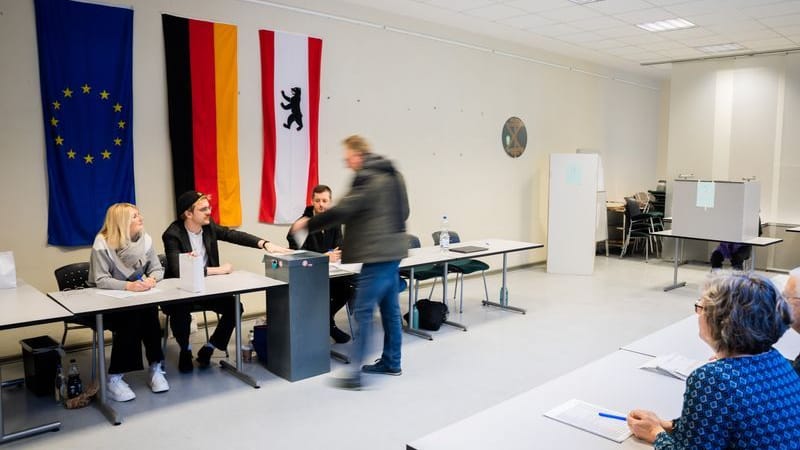 Wahlberechtigte geben im Wahllokal 107 in der Linienstraße 162 in Berlin-Mitte ihr Stimme bei der Teilwiederholung der Bundestagswahl ab.