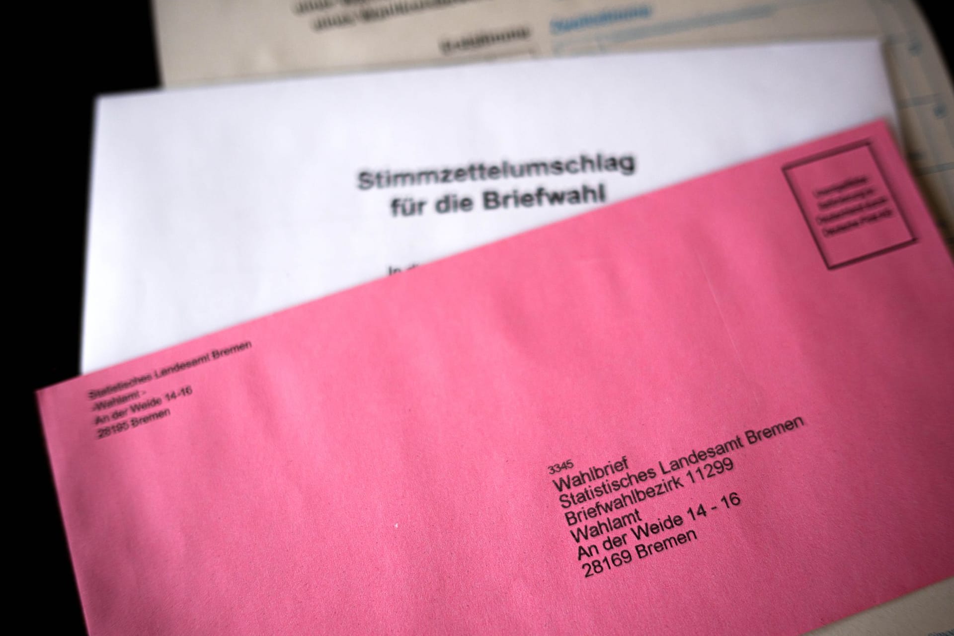 Briefwahlunterlagen liegen auf einem Tisch Briefwahlunterlagen liegen auf einem Tisch
