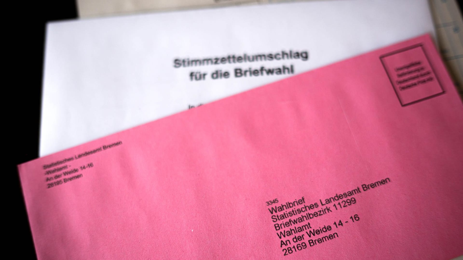 Briefwahlunterlagen liegen auf einem Tisch Briefwahlunterlagen liegen auf einem Tisch