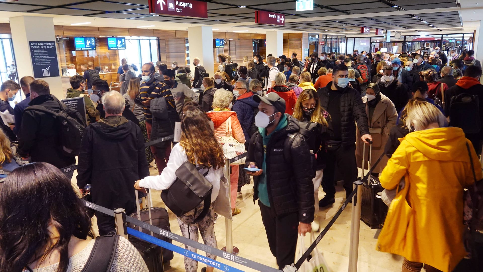 Flughafen BER (Archivbild): Mehrere Personen wurden verletzt.