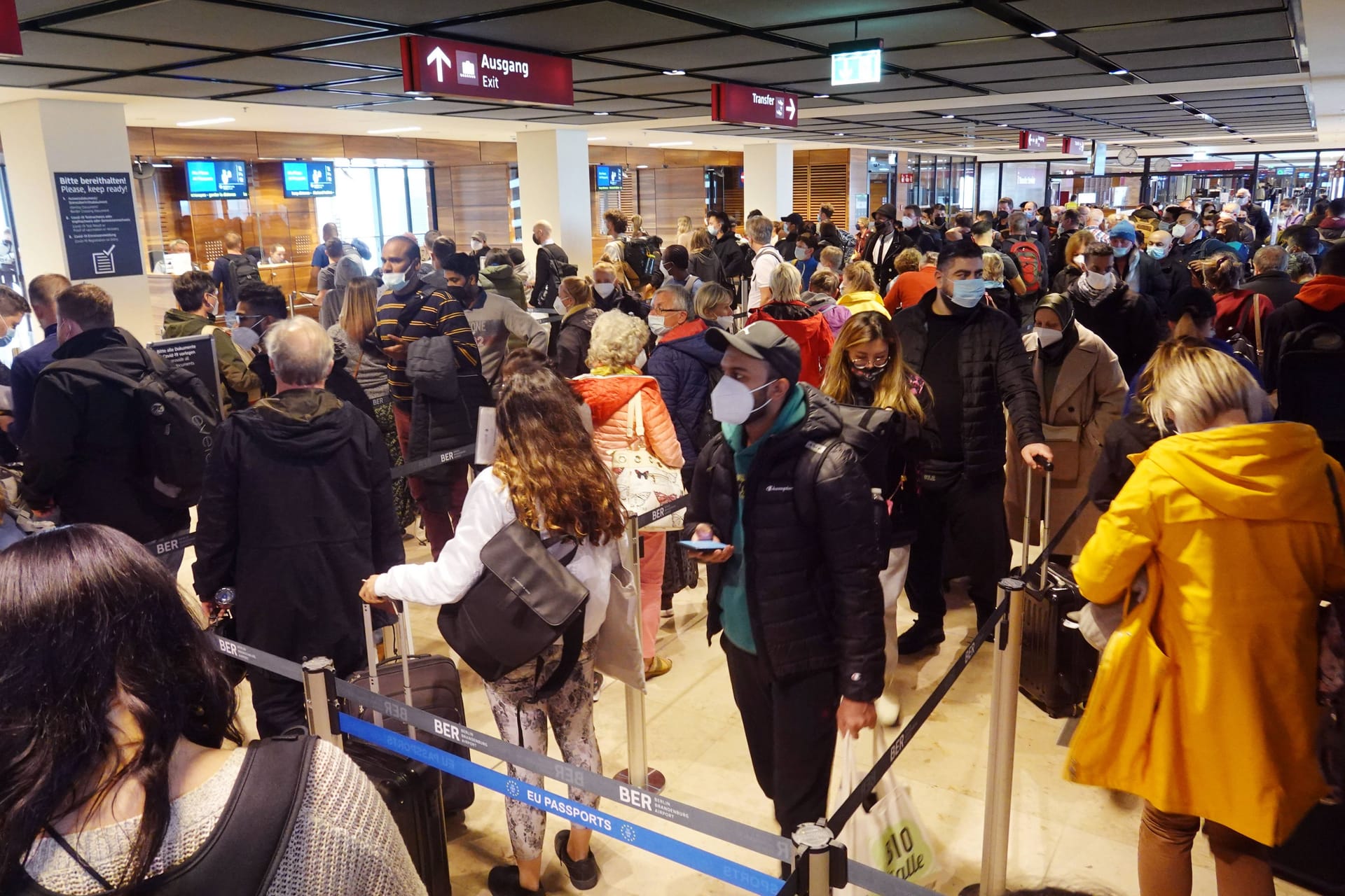 Flughafen BER (Archivbild): Mehrere Personen wurden verletzt.