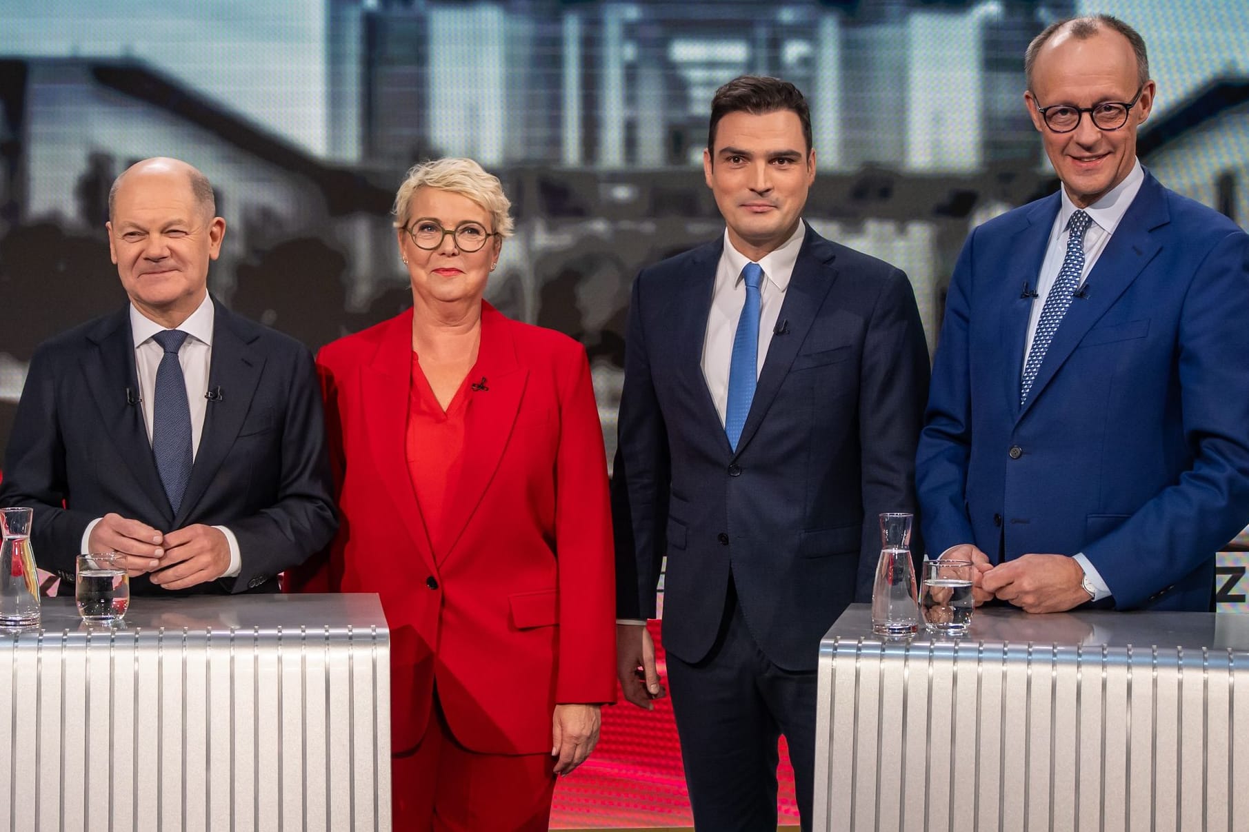 Olaf Scholz, Marion Horn, Jan Philipp Burgard und Friedrich Merz (v.l.n.r.): Die Kanzlerkandidaten stellten sich den Fragen der Moderatoren im "Welt"-Duell.