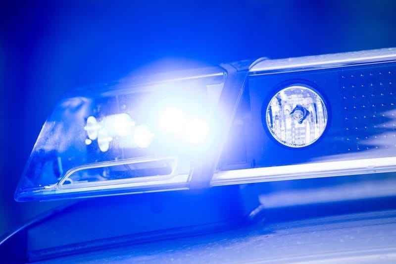 Ein Blaulicht leuchtet an einer Polizeistreife. (zu dpa: «Fußgängerin wird beim Einparken von Auto erfasst und stirbt»)