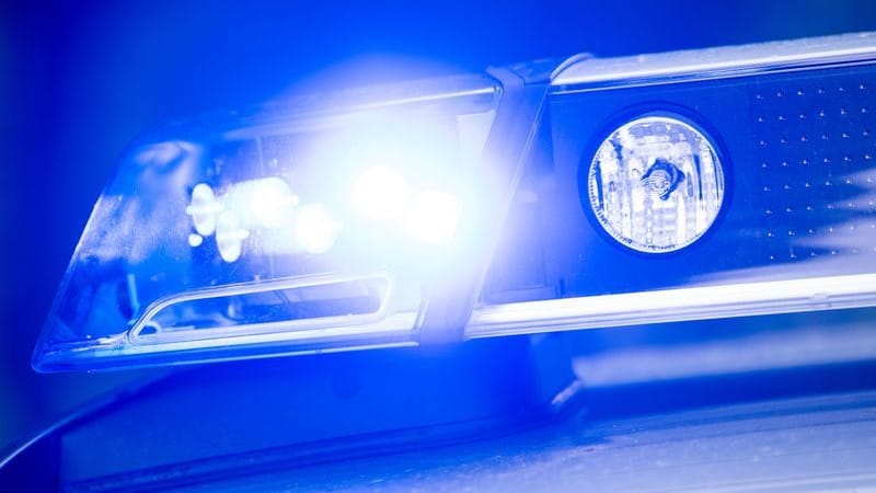 Ein Blaulicht leuchtet an einer Polizeistreife. (zu dpa: «Fußgängerin wird beim Einparken von Auto erfasst und stirbt»)