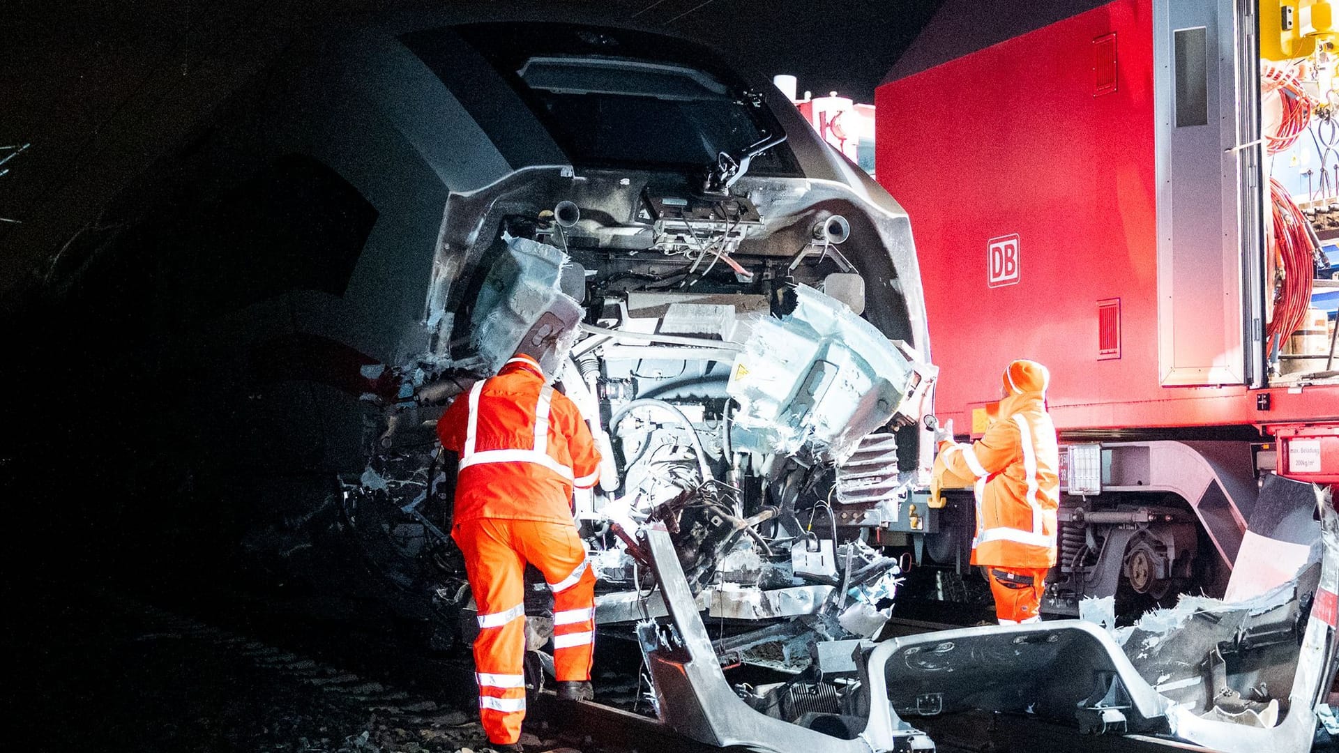 Techniker der Bahn arbeiten nach einem Zugunglück an einem beschädigten ICE. Beim Zusammenstoß eines ICEs mit einem Lastwagen sind ein Mensch ums Leben gekommen und mehrere verletzt worden.