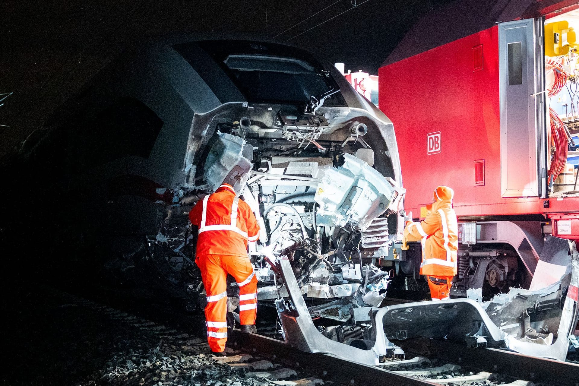 Techniker der Bahn arbeiten nach einem Zugunglück an einem beschädigten ICE. Beim Zusammenstoß eines ICEs mit einem Lastwagen sind ein Mensch ums Leben gekommen und mehrere verletzt worden.