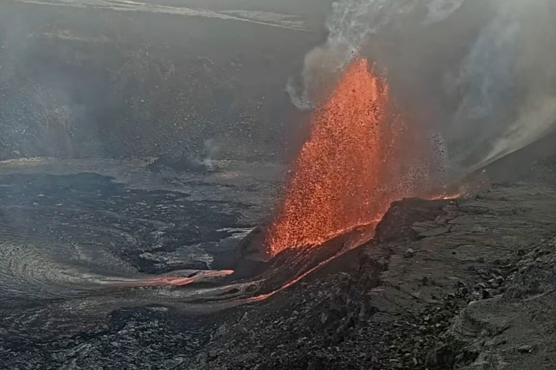 Kilauea-Vulkan auf Hawaii spuckt Lava