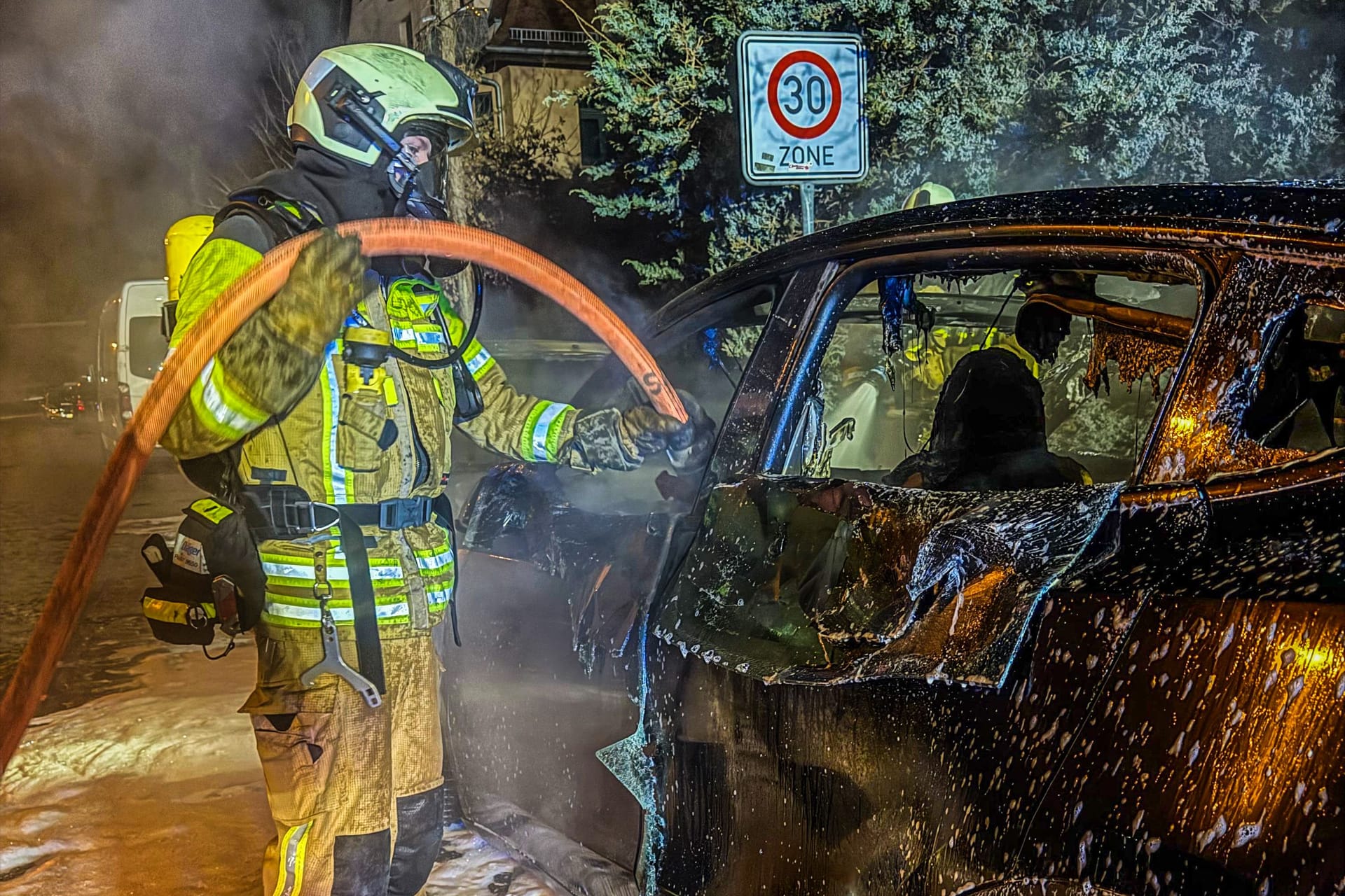 Ein Feuerwehrmann bei der Brandbekämpfung: In Dresden gingen zwei Teslas in Flammen auf.