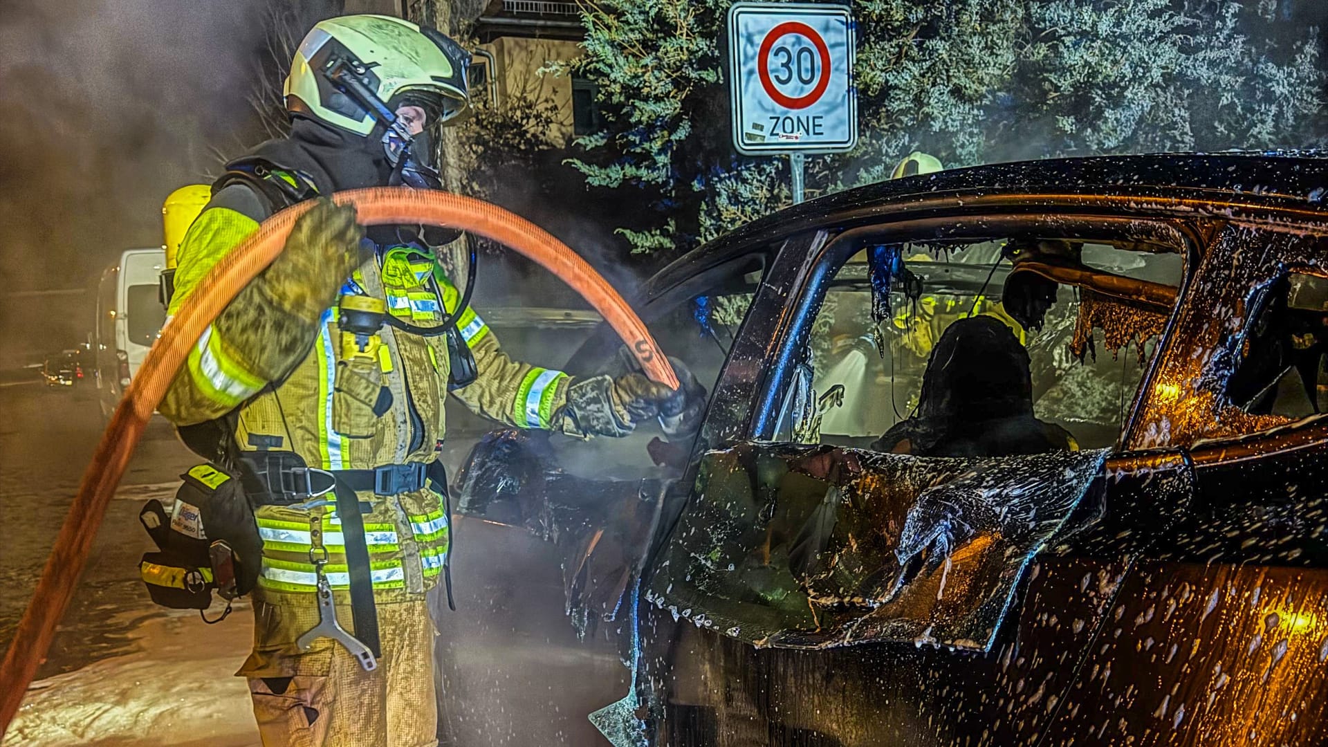 Ein Feuerwehrmann bei der Brandbekämpfung: In Dresden gingen zwei Teslas in Flammen auf.