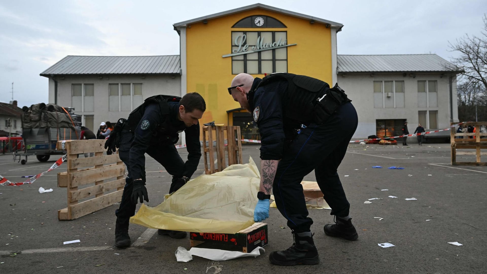 Mann greift Menschen auf Markt im Elsass an