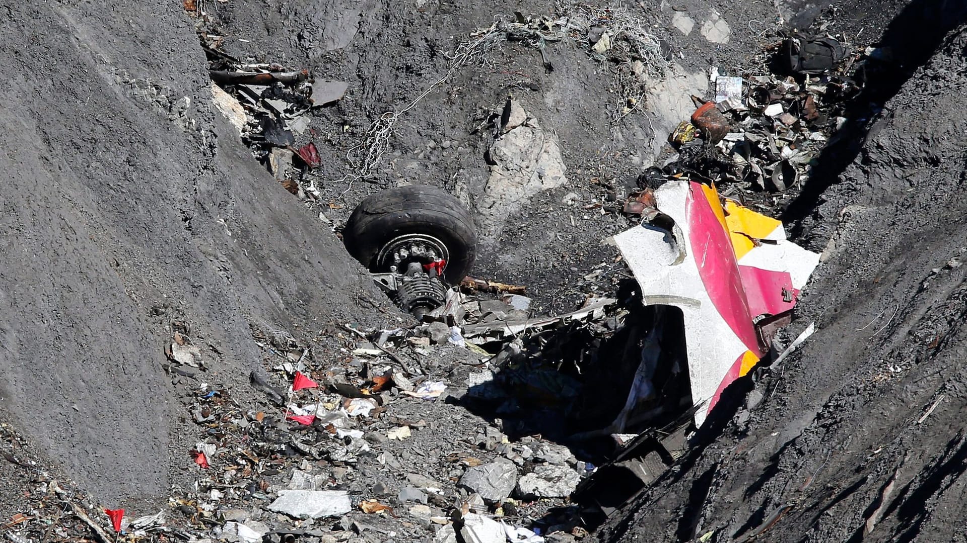 Debris as search and rescue workers are at the crash site of the Germanwings Airbus A320 that crashed in the French Alps, above the town of Seyne-les-Alpes, southeastern France, 26 March 2015. Germanwings Flight 4U 9525, carrying 144 passengers and six crew members from Barcelona, Spain to Dusseldorf, Germany, crashed 24 March in the French Alps. (zu dpa: ««Das Entsetzen war unvorstellbar» - Gedenken an Flug 4U9525»)