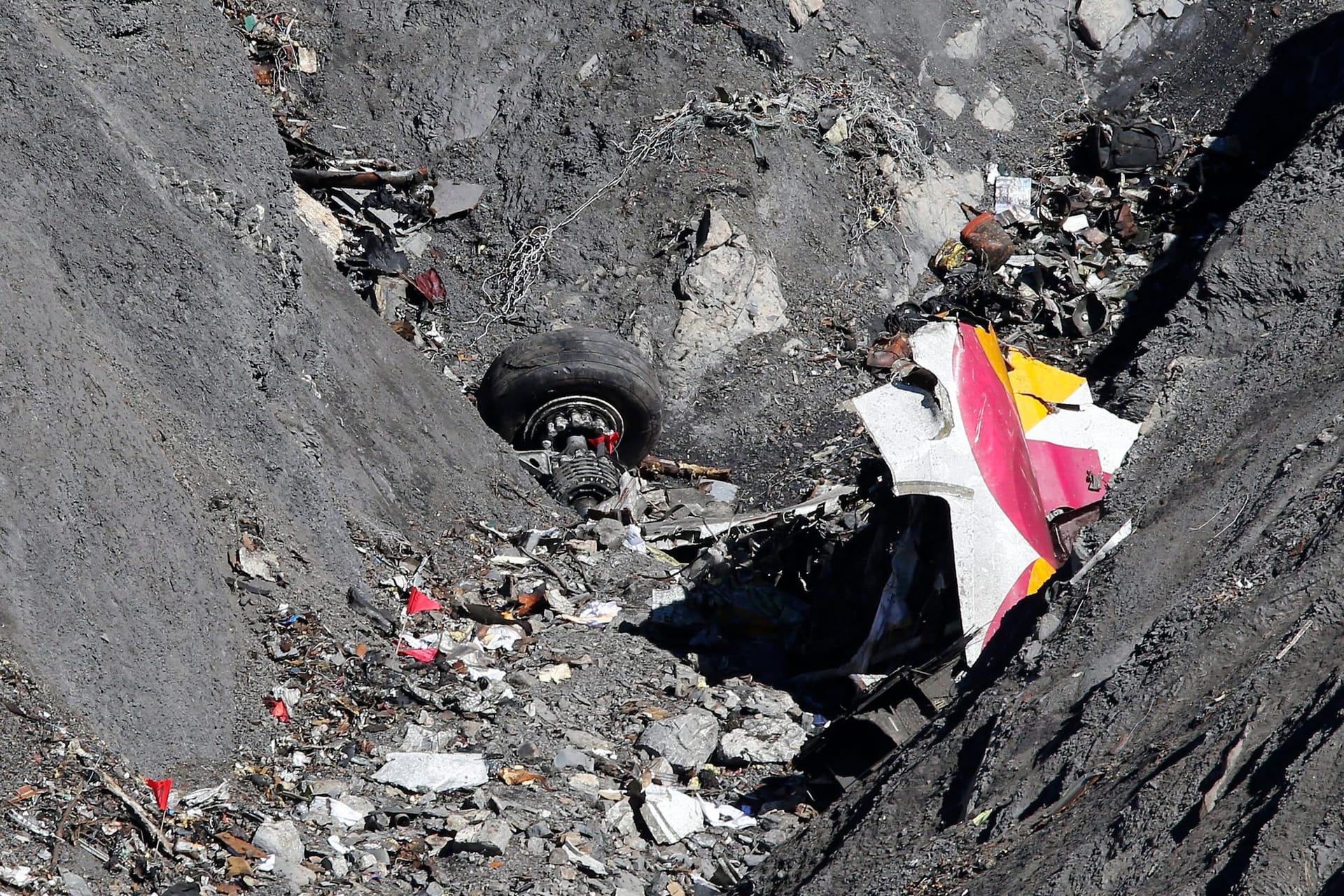 Debris as search and rescue workers are at the crash site of the Germanwings Airbus A320 that crashed in the French Alps, above the town of Seyne-les-Alpes, southeastern France, 26 March 2015. Germanwings Flight 4U 9525, carrying 144 passengers and six crew members from Barcelona, Spain to Dusseldorf, Germany, crashed 24 March in the French Alps. (zu dpa: ««Das Entsetzen war unvorstellbar» - Gedenken an Flug 4U9525»)