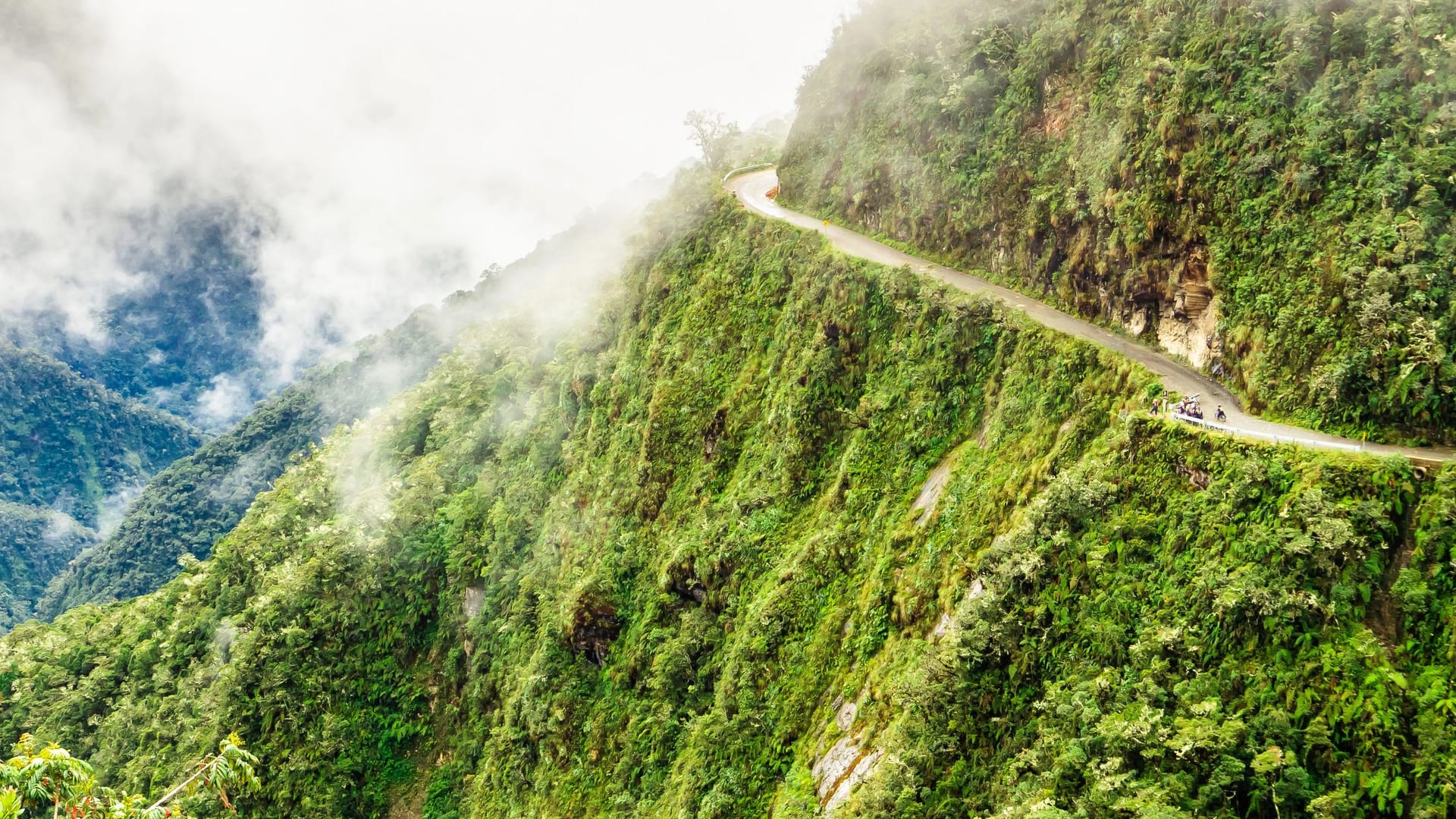 Schmale Piste, tiefer Abgrund: Die Yungas-Straße windet sich ohne Leitplanken durch die bolivianischen Anden. Ein Fahrfehler – und es gibt kein Zurück.