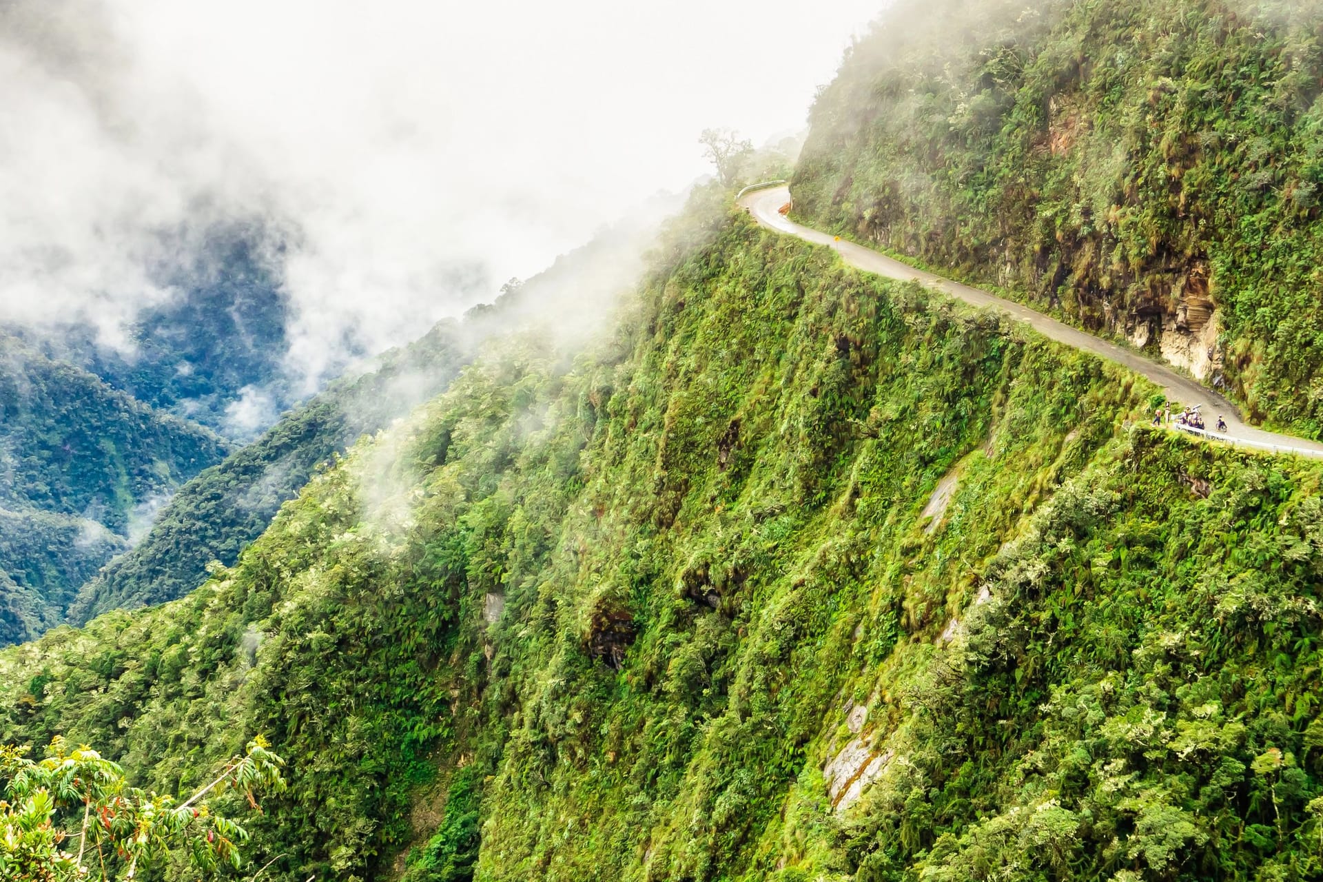 Schmale Piste, tiefer Abgrund: Die Yungas-Straße windet sich ohne Leitplanken durch die bolivianischen Anden. Ein Fahrfehler – und es gibt kein Zurück.