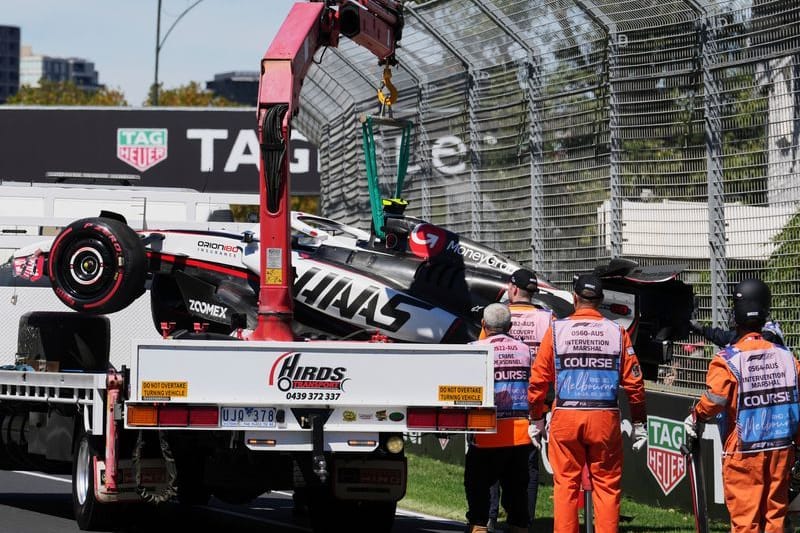 Streckenposten laden das Auto des britischen Haas-Piloten Oliver Bearman auf einen Lastwagen.