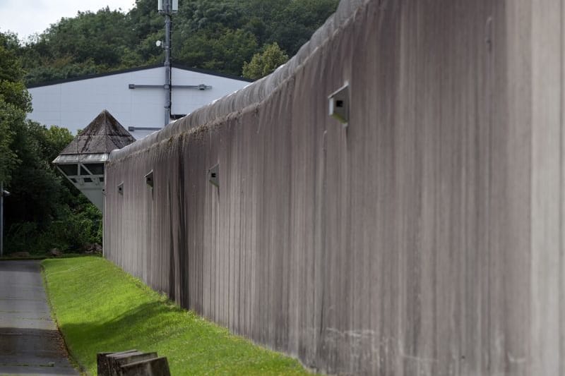 Ein Wachtturm ist an der Außenmauer einer Justizvollzugsanstalt sehen (Symbolbild):