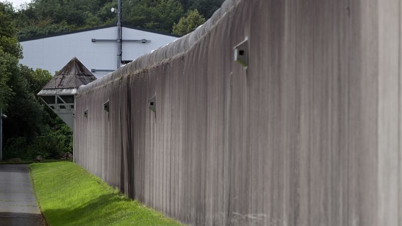 Ein Wachtturm ist an der Außenmauer einer Justizvollzugsanstalt sehen (Symbolbild):