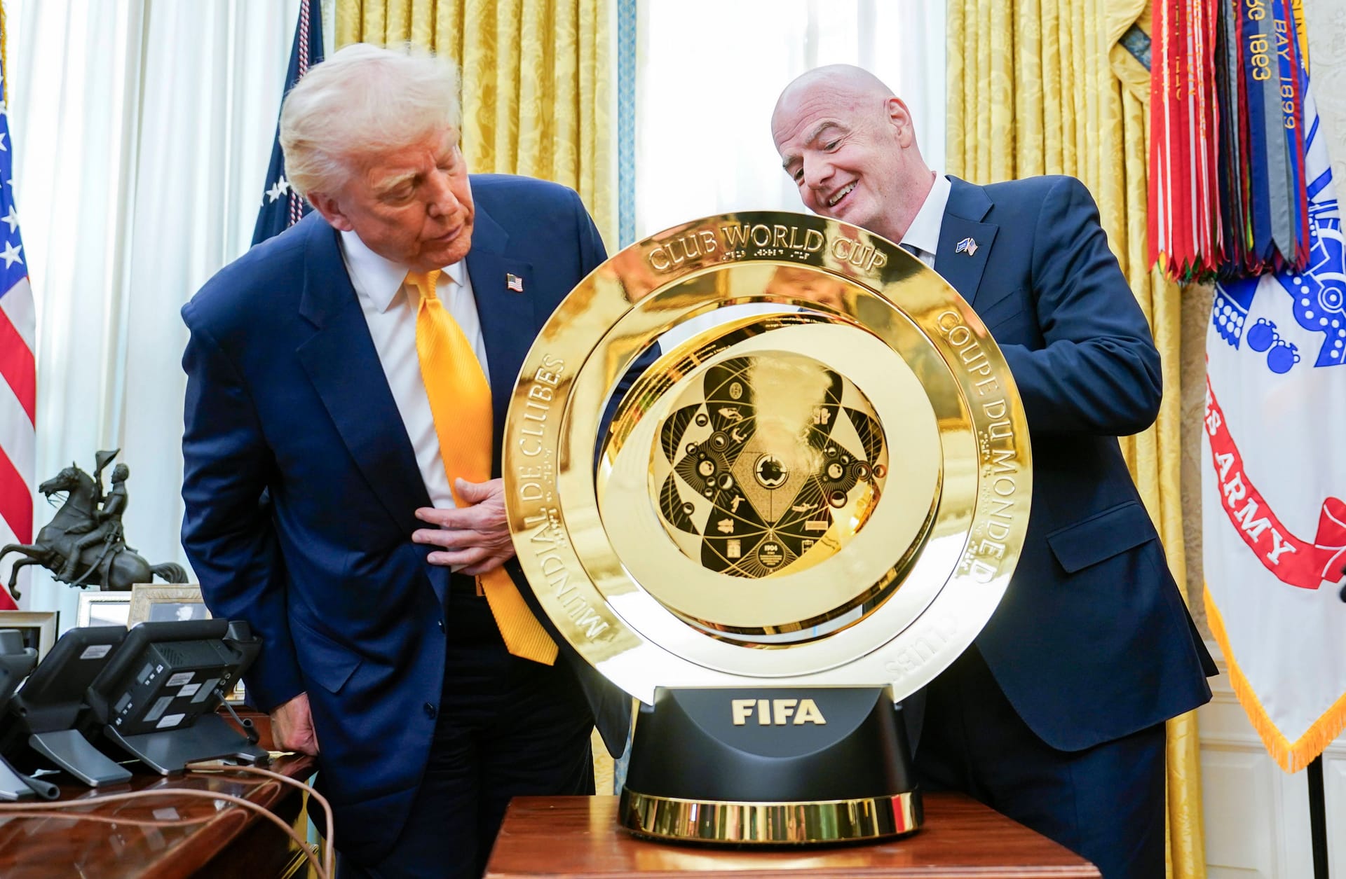 US-Präsident Trump (li.) und Fifa-Boss Infantino mit der Trophäe der Klub-WM.