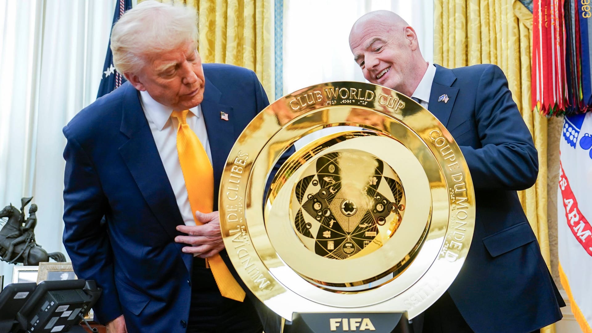 US-Präsident Trump (li.) und Fifa-Boss Infantino mit der Trophäe der Klub-WM.