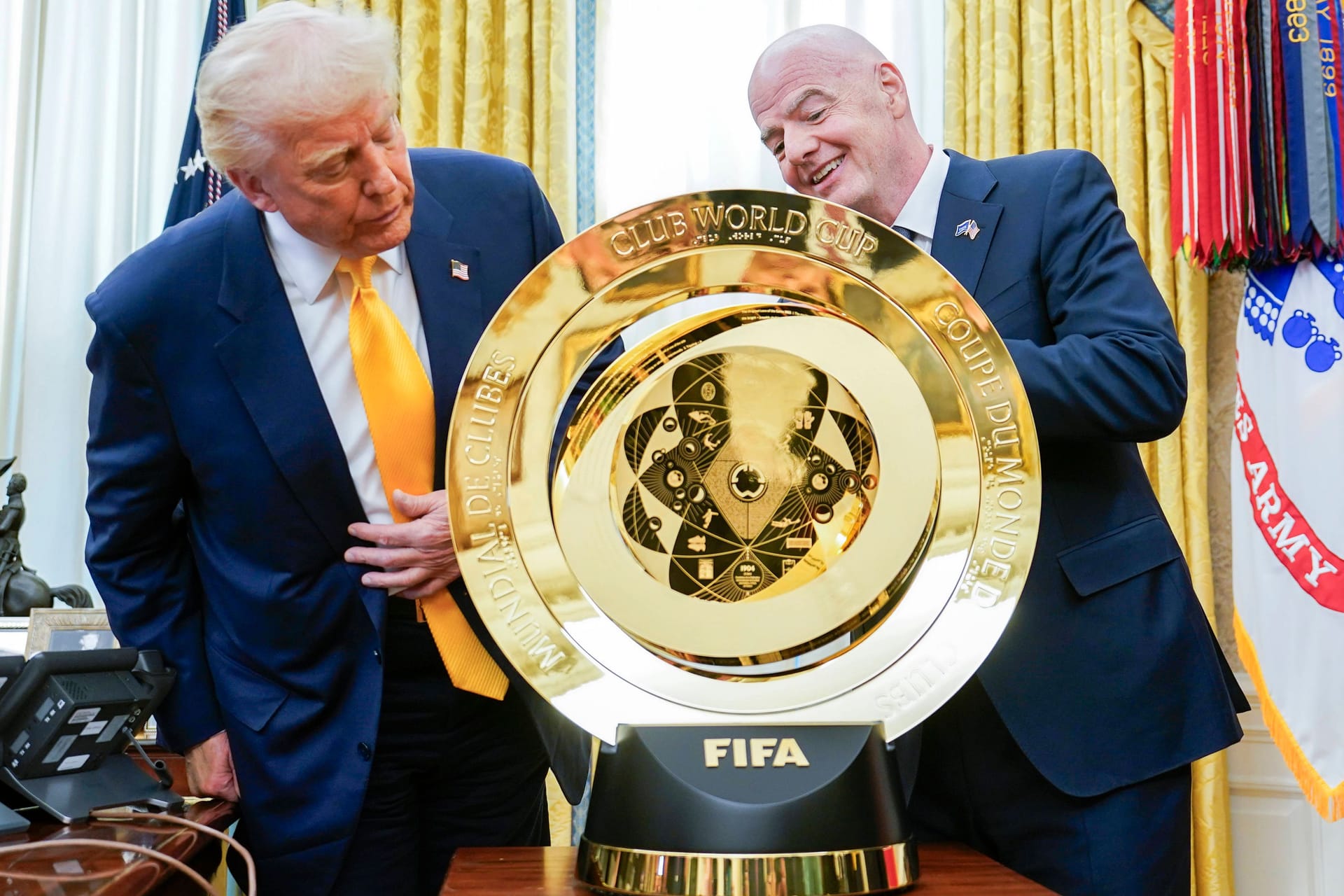 US-Präsident Trump (li.) und Fifa-Boss Infantino mit der Trophäe der Klub-WM.