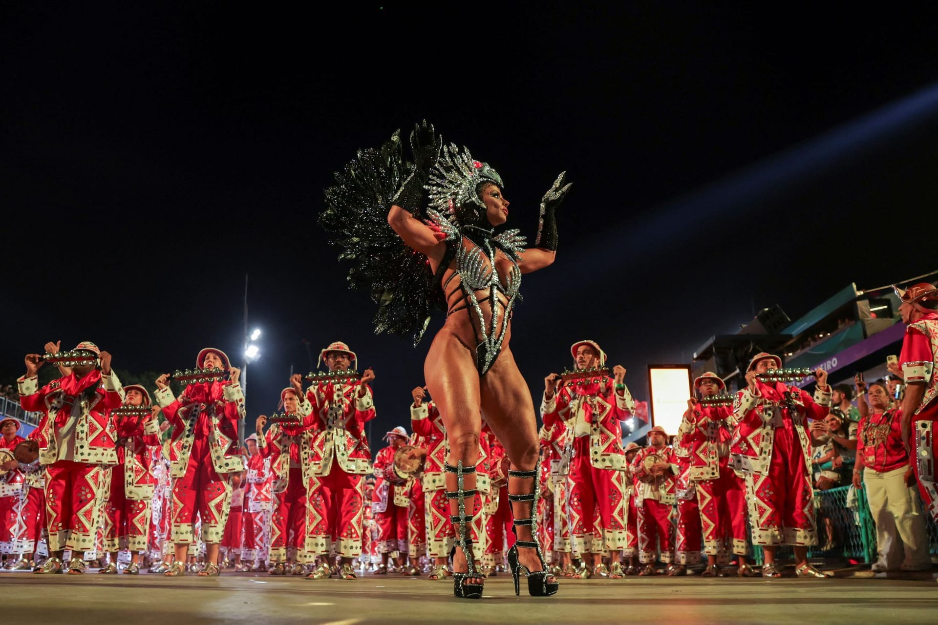 Viviane Araujo, Trommelkönigin der Sambaschule Salgueiro, tritt während des Karnevals in Rio de Janeiro auf.