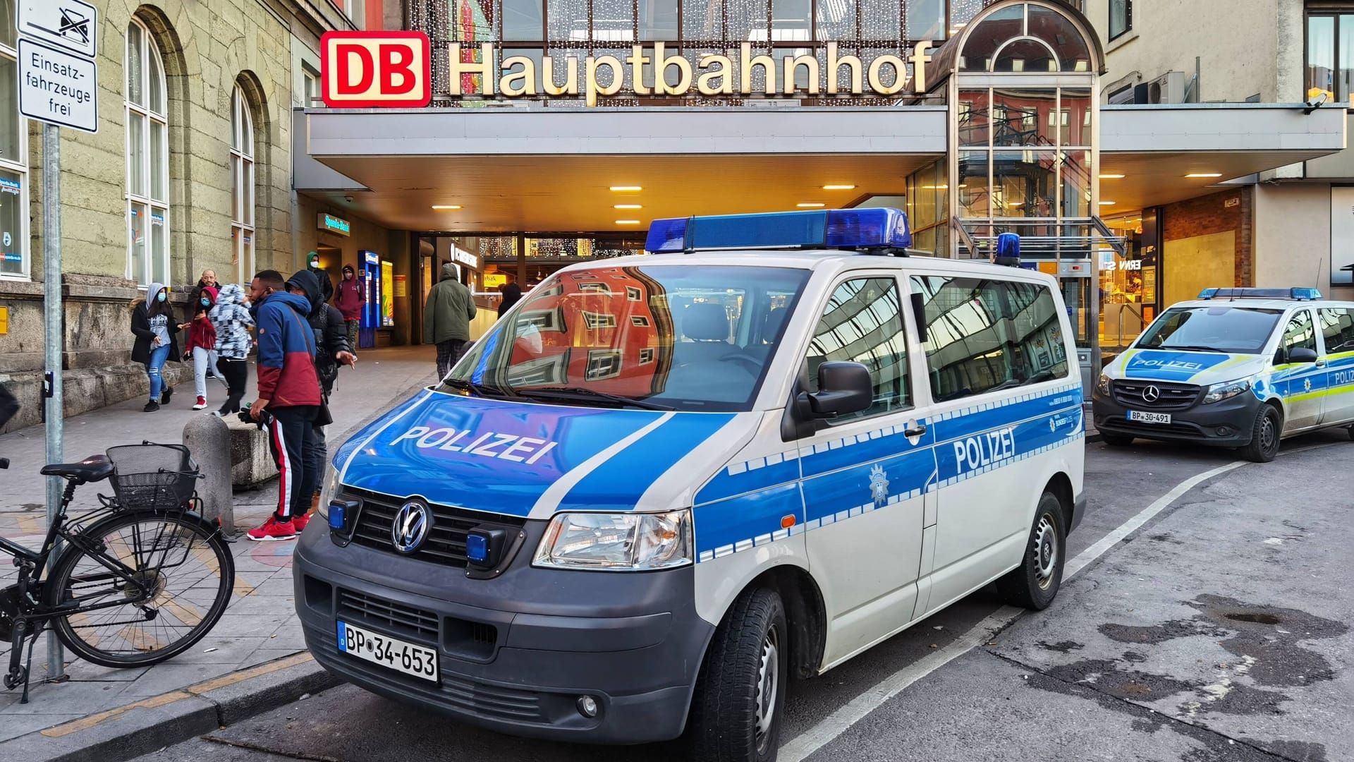 Ein Streifenwagen der Bundespolizei vor dem Münchner Hauptbahnhof (Archivbild):