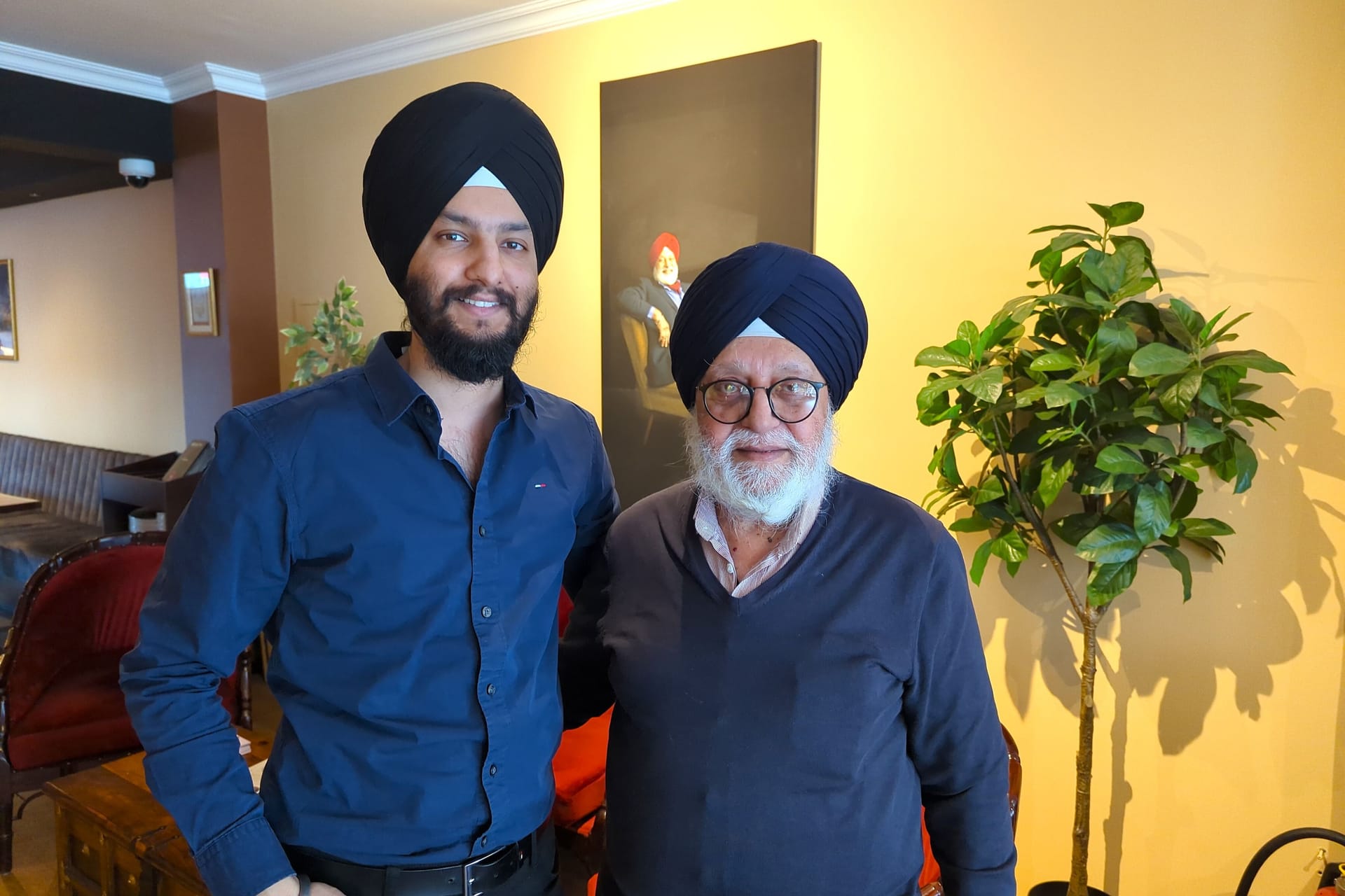 Daman Bhasin (l.) mit seinem Vater Satpal Singh Bhasin: Satpal Singh Bhasin eröffnete in Köln das erste indische Restaurant.