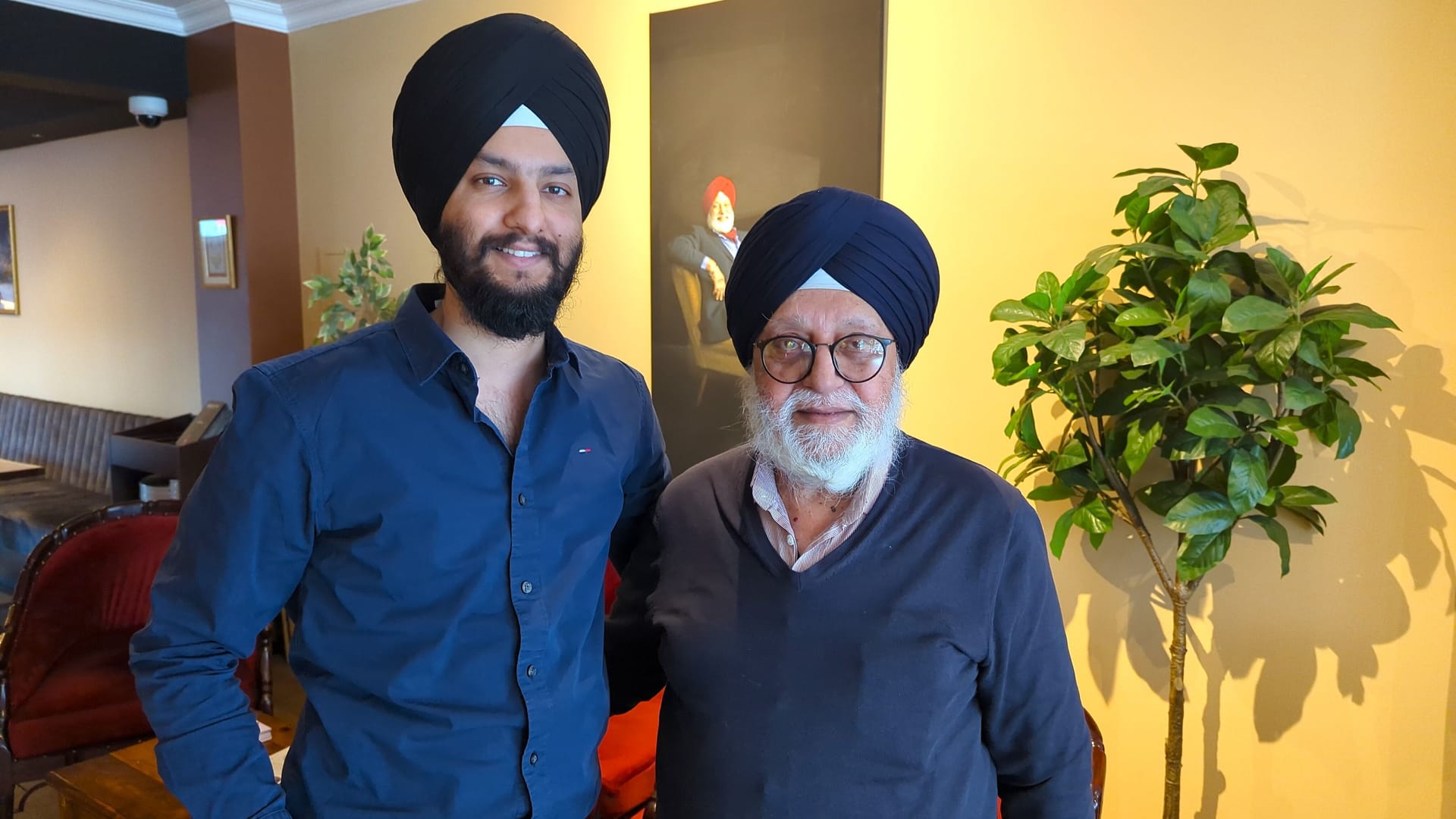 Daman Bhasin (l.) mit seinem Vater Satpal Singh Bhasin: Satpal Singh Bhasin eröffnete in Köln das erste indische Restaurant.