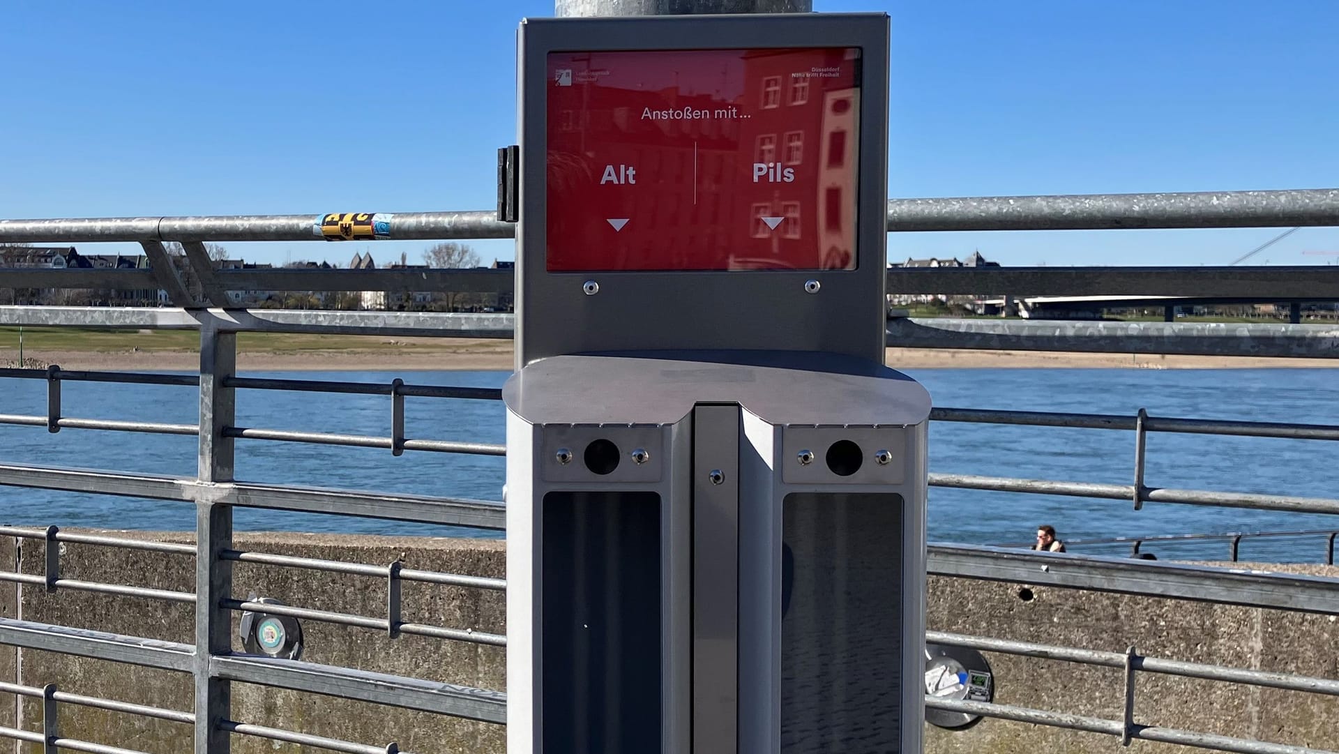 Der Abstimmaschenbecher am Burgplatz: Mit ihm soll es hier unter anderem sauberer werden.