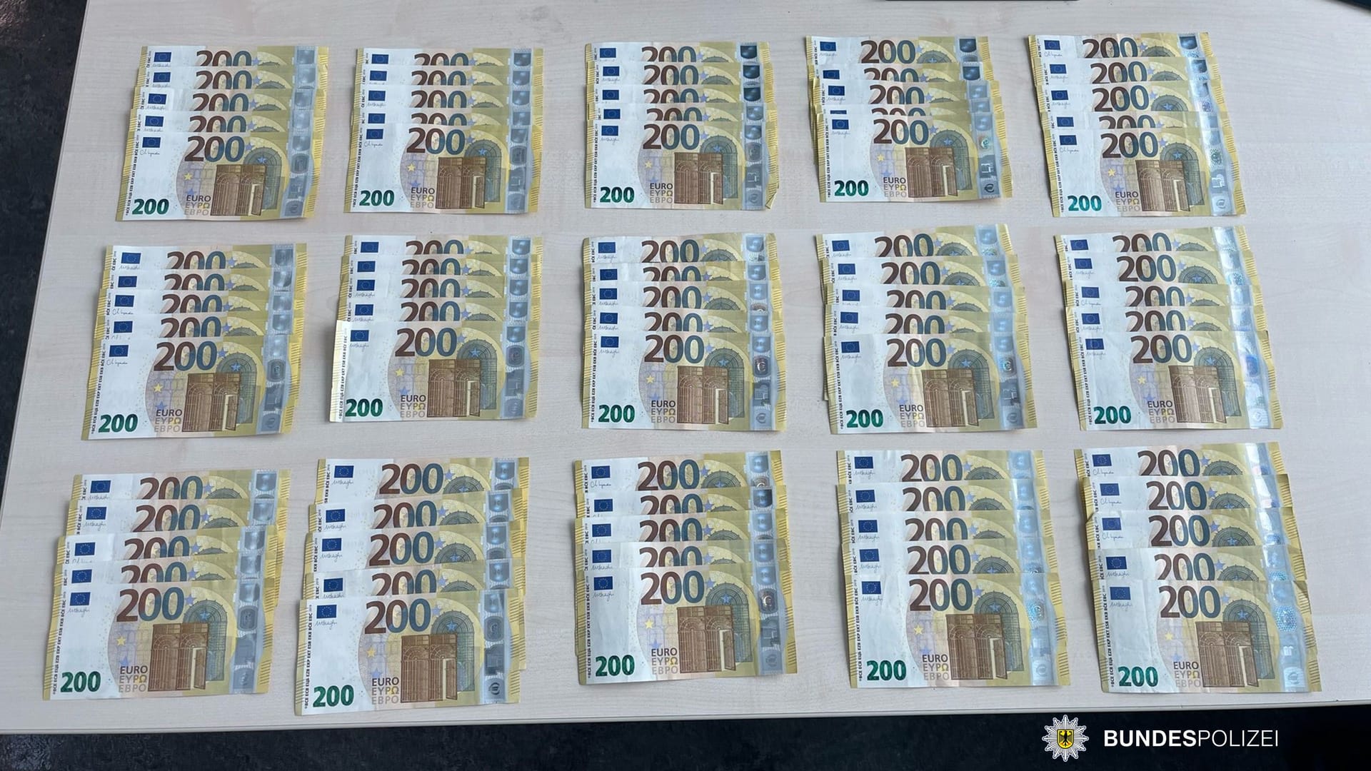 15.000 Euro in 200 Euro Banknoten: Wem der gefundene Batzen Geld gehört, ist noch nicht bekannt.