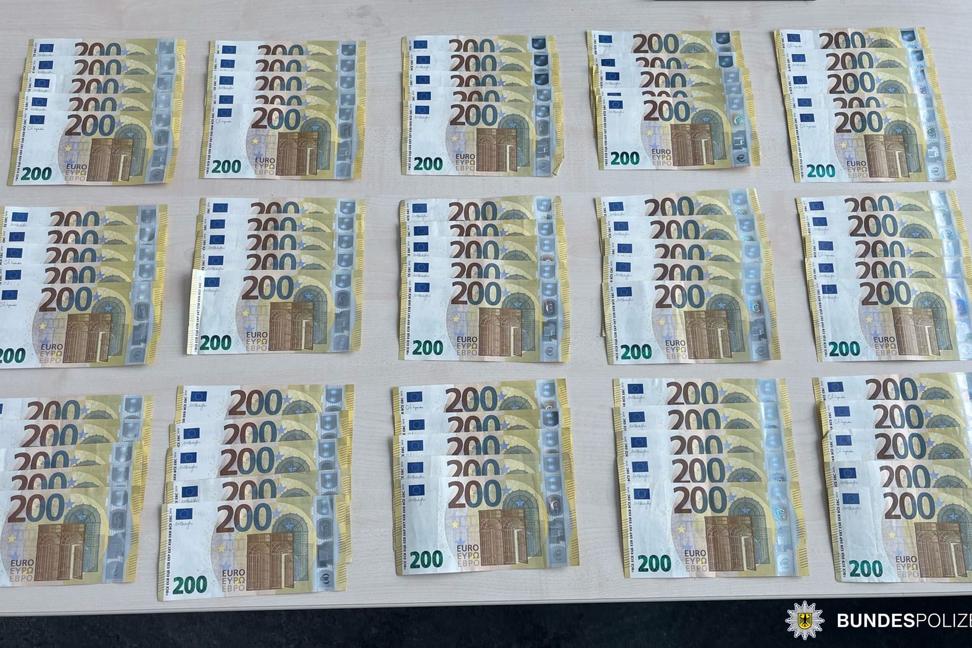 15.000 Euro in 200 Euro Banknoten: Wem der gefundene Batzen Geld gehört, ist noch nicht bekannt.