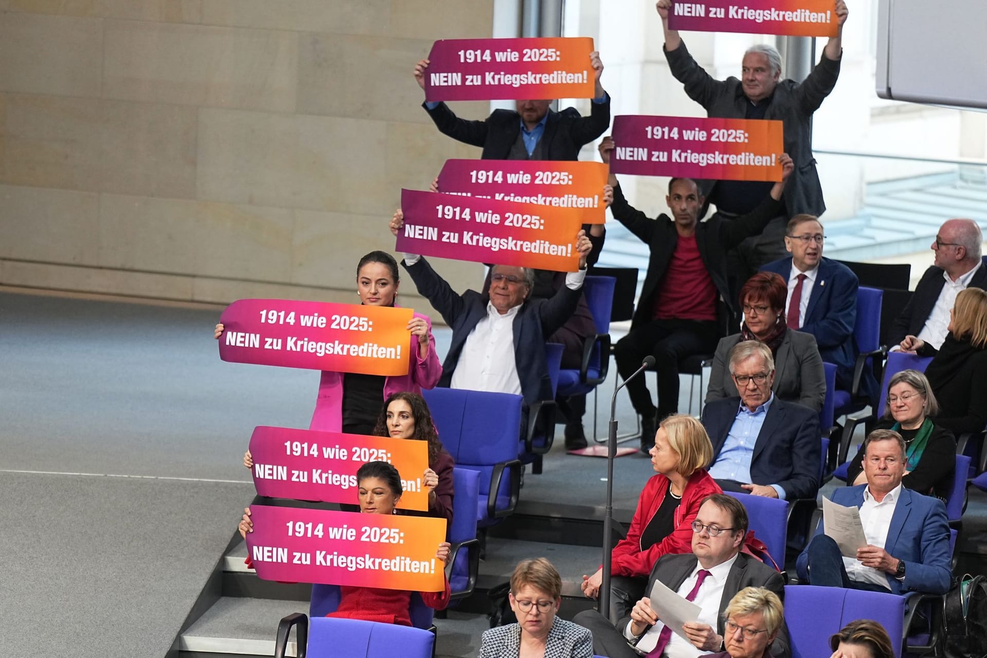 BSW-Gruppe im Bundestag: Die Abgeordneten protestierten gegen die Pläne von Friedrich Merz.