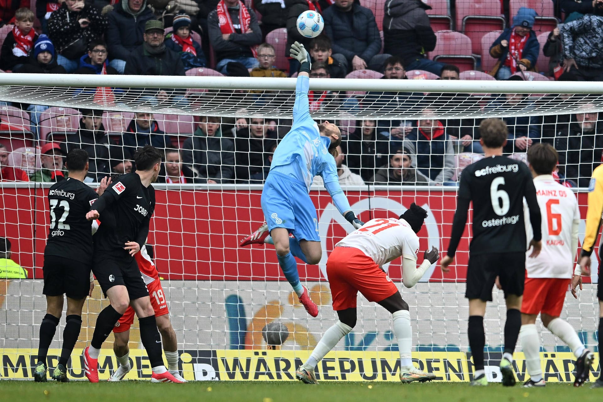 Lange verzweifelten die Freiburger an Mainz-Keeper Robin Zentner.