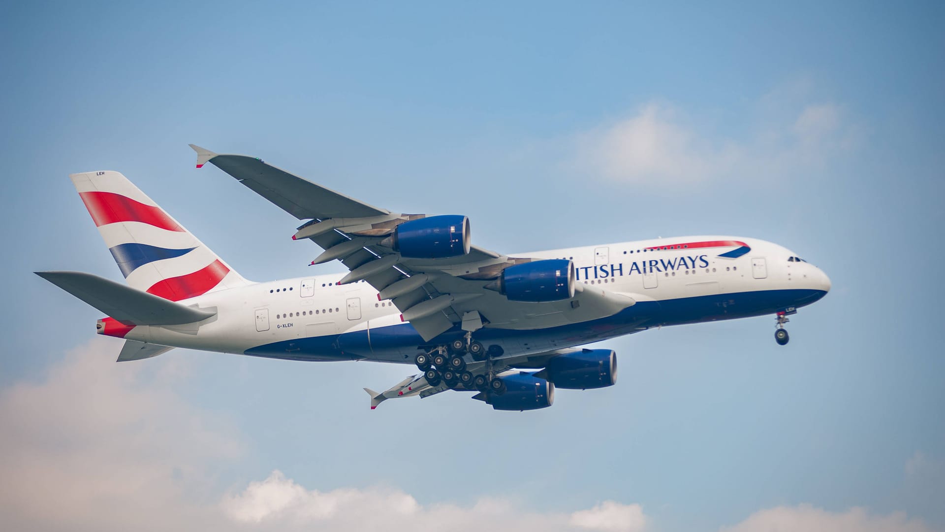 Passagierflugzeug der British Airways (Archivbild): Der Mann soll seine Kollegin zwischen zwei Flügen vergewaltigt haben.