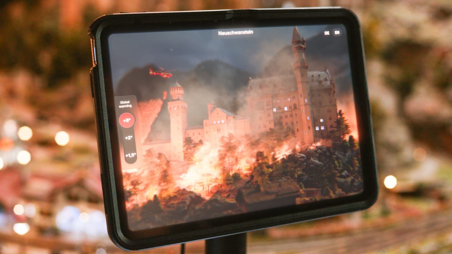 Schloss Neuschwanstein in Flammen: Die Bilder sollen zum Handeln auffordern.