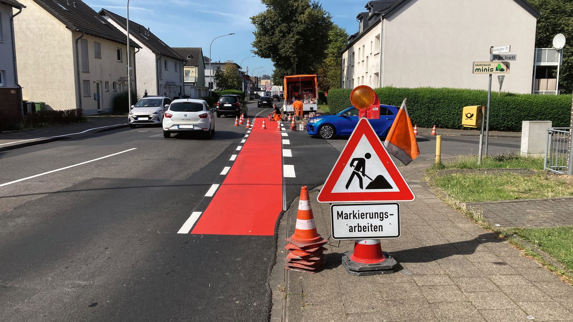 Auf der Kreisstraße 5, Kirchrather Straße in Herzogenrath-Merkstein: Hier ist der Radweg für eine bessere Sichtbarkeit rot eingefärbt worden.