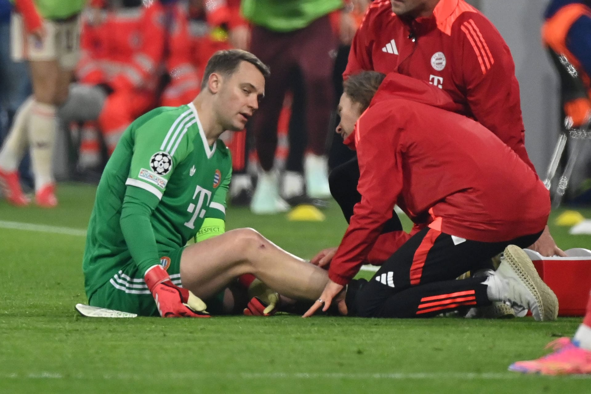 Manuel Neuer wird behandelt: Er verletzte sich an der Wade.