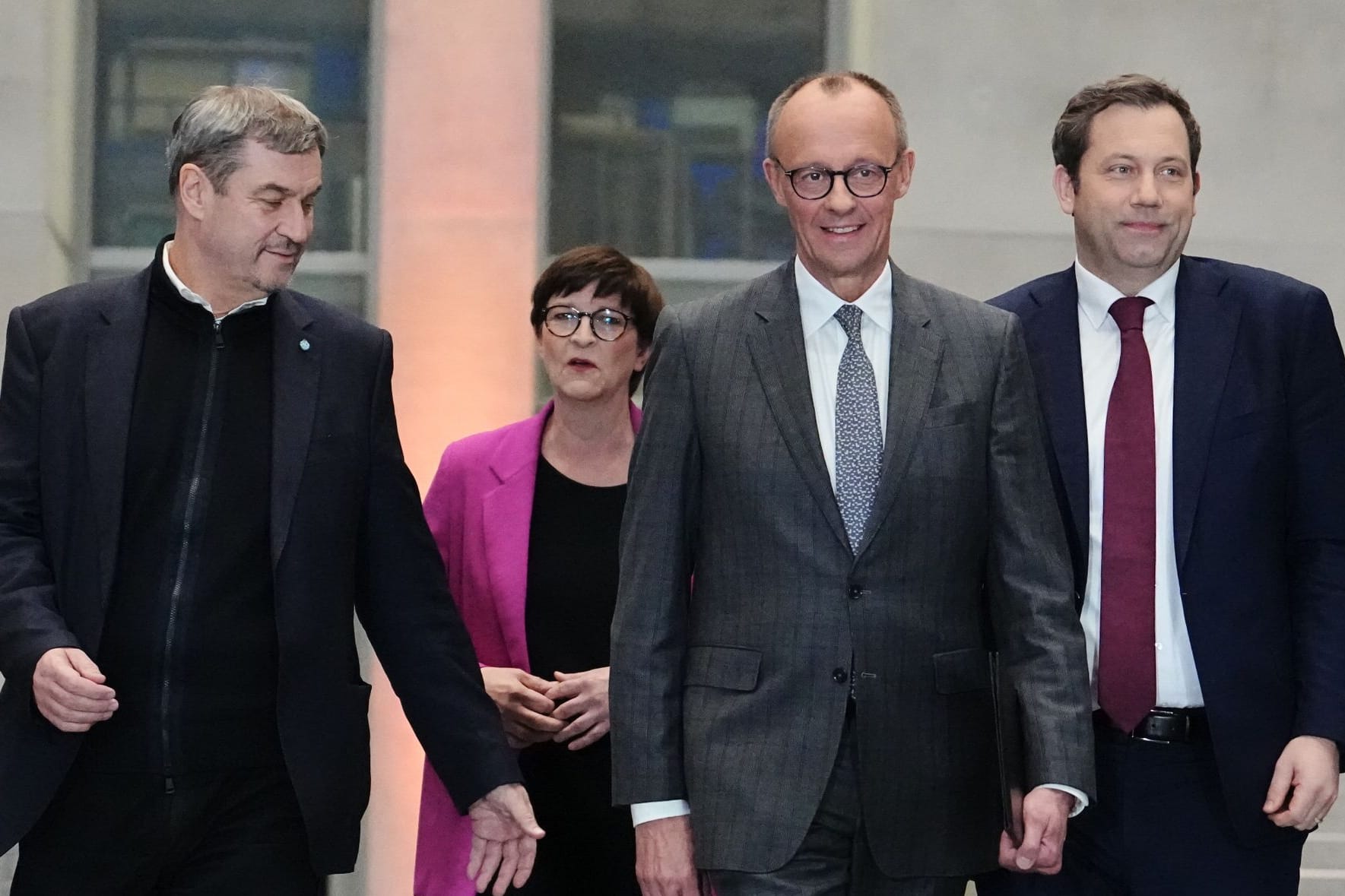 Markus Söder, Vorsitzender der CSU und Ministerpräsident von Bayern, Saskia Esken, Parteivorsitzende der SPD, Friedrich Merz, Kanzlerkandidat der Union, Fraktionsvorsitzender der Union und Bundesvorsitzender der CDU, und Lars Klingbeil, Fraktionsvorsitzender der SPD und Bundesvorsitzender (von links nach rechts): Nach der Bundestagswahl sind die Sondierungsgespräche im Gange.