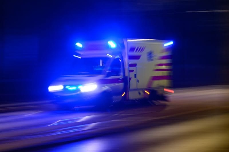 Ein Rettungswagen im Einsatz (Symbolbild): Der Busfahrer und ein Fahrgast wurden in ein Krankenhaus gebracht.