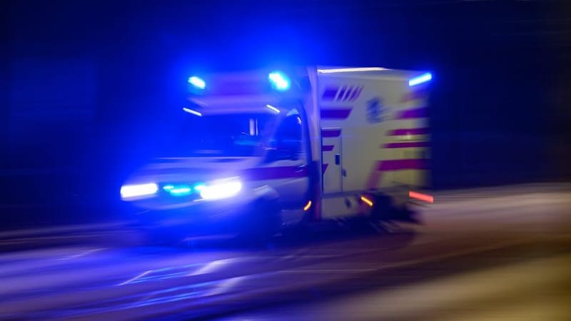 Ein Rettungswagen im Einsatz (Symbolbild): Der Busfahrer und ein Fahrgast wurden in ein Krankenhaus gebracht.