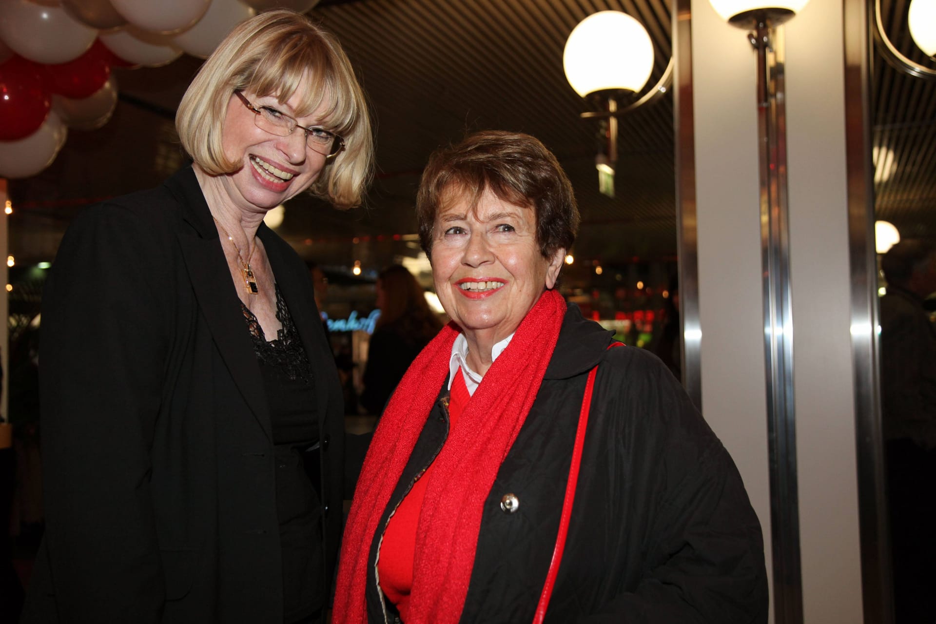 Charlotte Reeck, Geschäftsführerin von "Die Stachelschweine" mit Evelyn Lazar (v.l.n.r.) bei einem Jubiläumsempfang (Archivbild): Lazar ist nach Angaben des rbb verstorben.