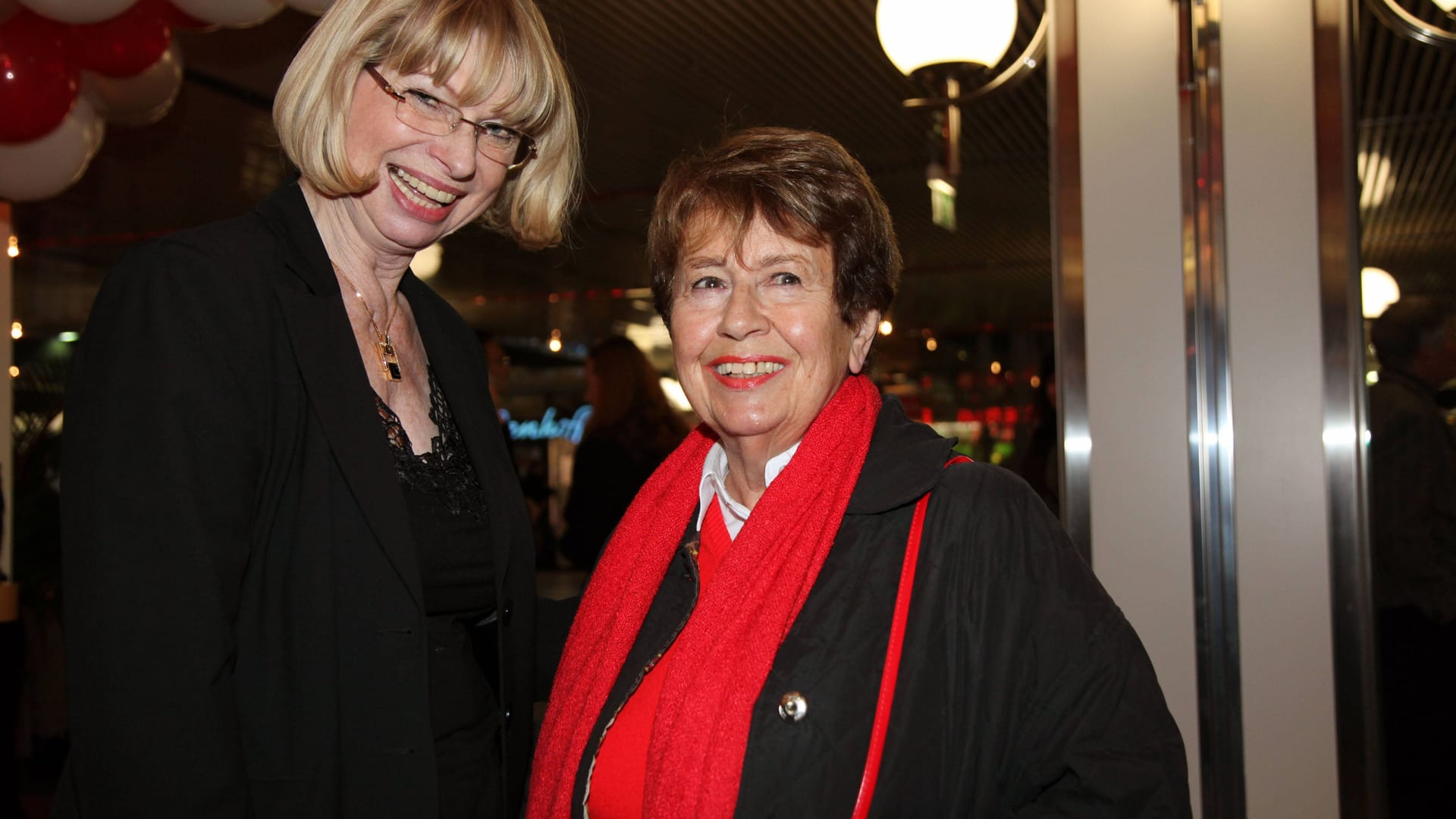 Charlotte Reeck, Geschäftsführerin von "Die Stachelschweine" mit Evelyn Lazar (v.l.n.r.) bei einem Jubiläumsempfang (Archivbild): Lazar ist nach Angaben des rbb verstorben.