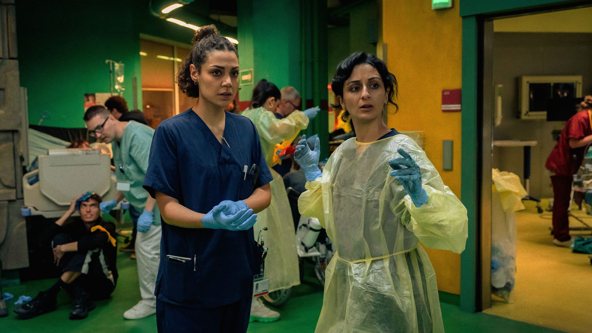 Haley Louise Jones (l.) als Dr. Parker und Safak Sengül als Ärztin Emina.