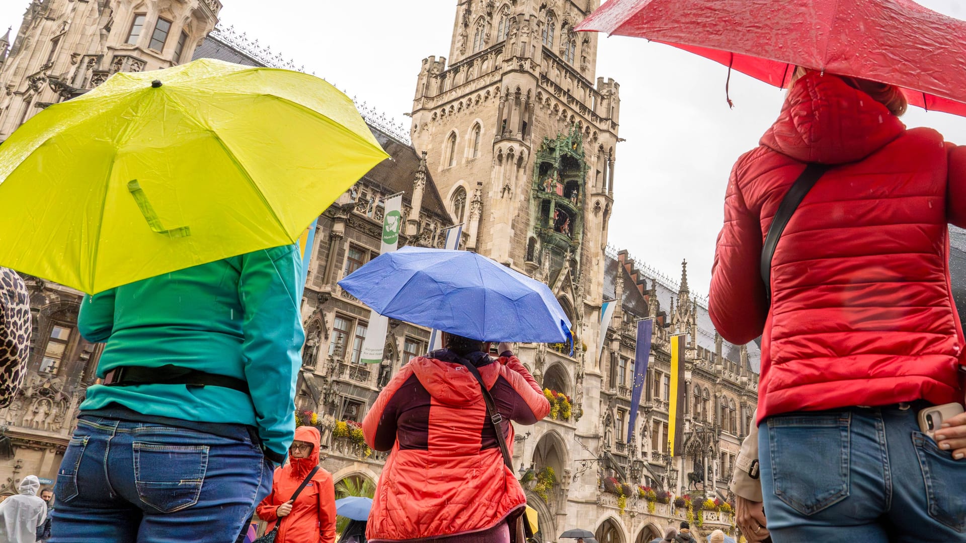 Menschen auf dem Marienplatz (Archivbild): Nahezu den ganzen Tag soll es am Donnerstag regnen.