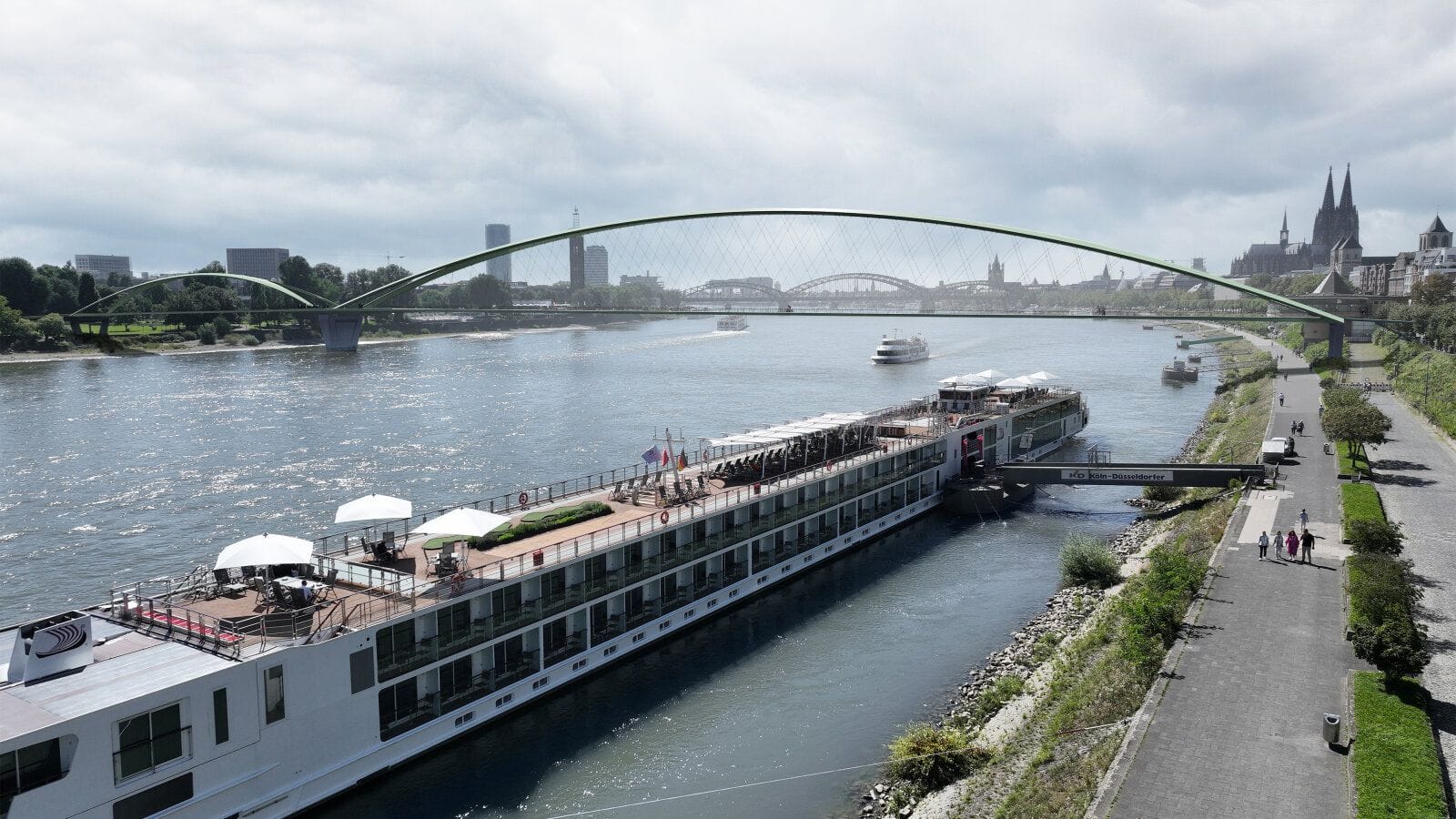 Mit Blick auf den Dom: Die neue Rheinbrücke in der nördlichen Altstadt soll die Möglichkeit bieten, in Ruhe den Blick auf die Stadt zu genießen.